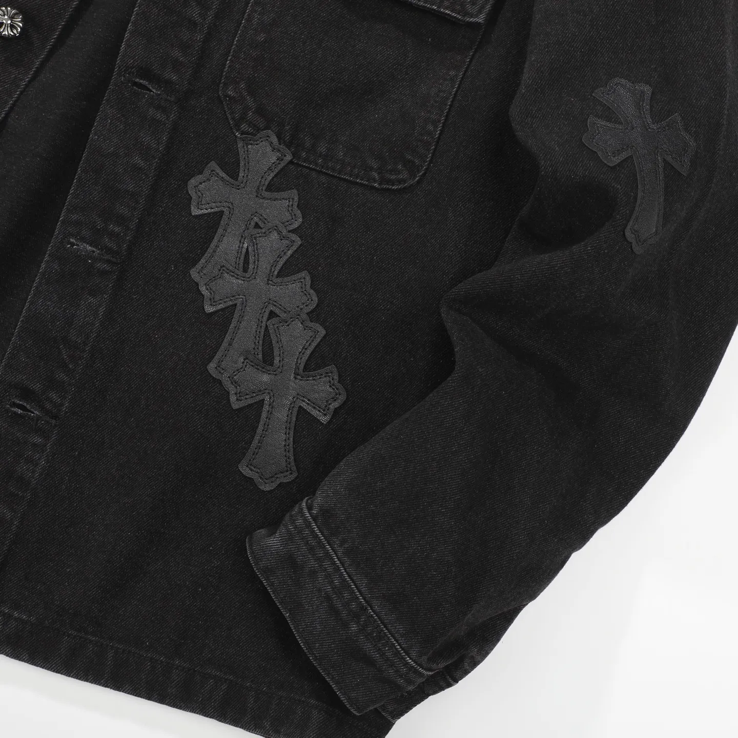 P260 CH Chromehearts 23ss denim cross patchwork leather black and white denim jacket. A super versatile denim jacket that is breathable, comfortable and elegant! The entire garment is made of super heavy-duty workmanship and is made of denim denim fabric imported from Japan. After the finished product is washed, the loss rate is extremely high! The whole body is made with old craftsmanship and the upper body is stylish! The body has multiple crosses and leather logos sewn on it! Because of the old craftsmanship, everything from gold five to three marks has been re-made with new molds, 100% restored to the original craftsmanship! All the leather characters are laser-aligned. The leather difference is definitely not the same as that of the super-fiber leather on the market. This year’s new sheep leather is used. The finished embroidery guarantees the quality of the entire product❗ It took nearly two months of back-and-forth production to get a satisfactory effect. The various cutting designs really took a lot of effort to achieve a satisfactory experience! The same style for men and women, great for couples!   Color: black with white label Size: S M L